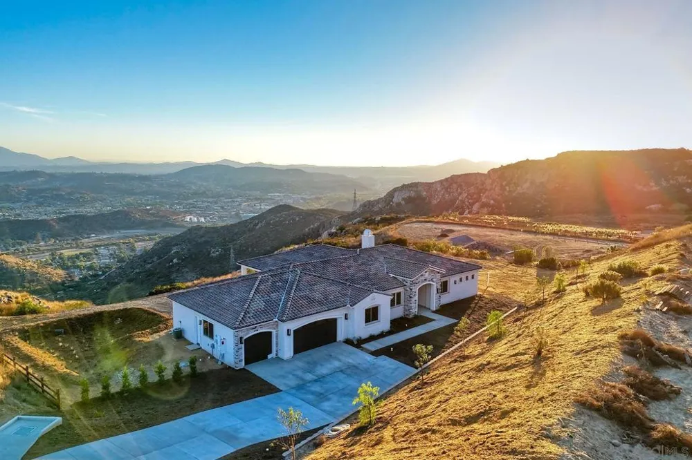 11631 Via Trevi Lakeside, CA 92040