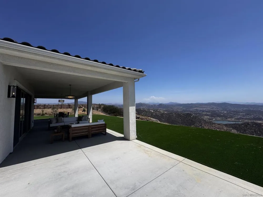11631 Via Trevi Lakeside, CA 92040