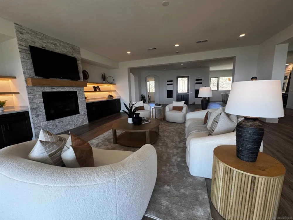 11631 Via Trevi Lakeside, CA 92040
