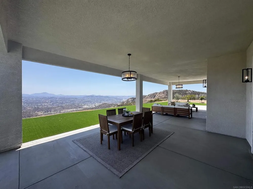 11631 Via Trevi Lakeside, CA 92040