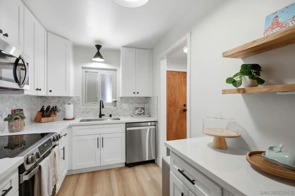 858 E Ave Coronado, CA 92118