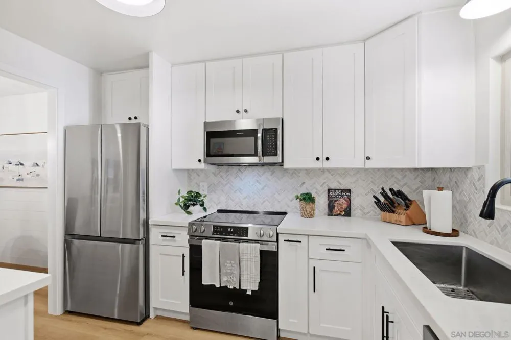 858 E Ave Coronado, CA 92118