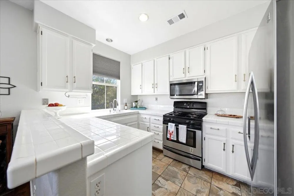 6015 Paseo Salinero Carlsbad, CA 92009