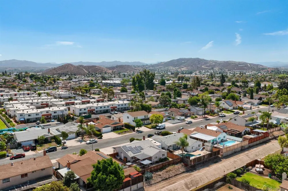 10056 Woodpark Santee, CA 92071