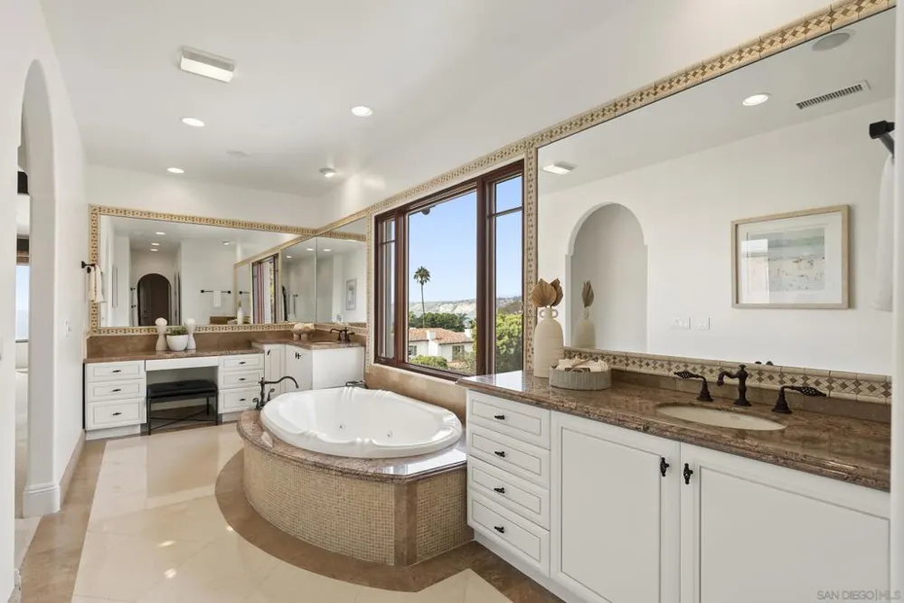 1745 Amalfi St La Jolla, CA 92037