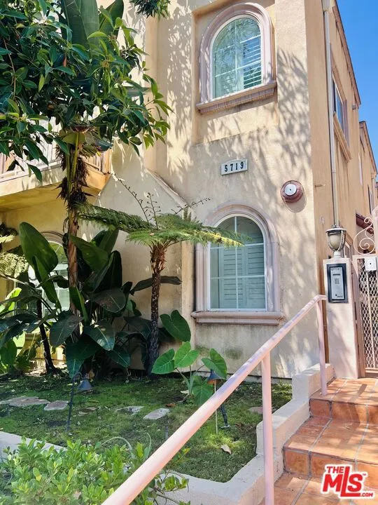 5719 Camellia Avenue #109 North Hollywood, CA 91601