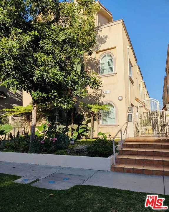 5719 Camellia Avenue #109 North Hollywood, CA 91601