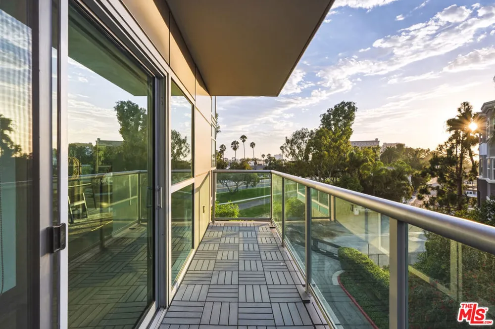 13700 Marina Pointe Drive #305 Marina del Rey, CA 90292