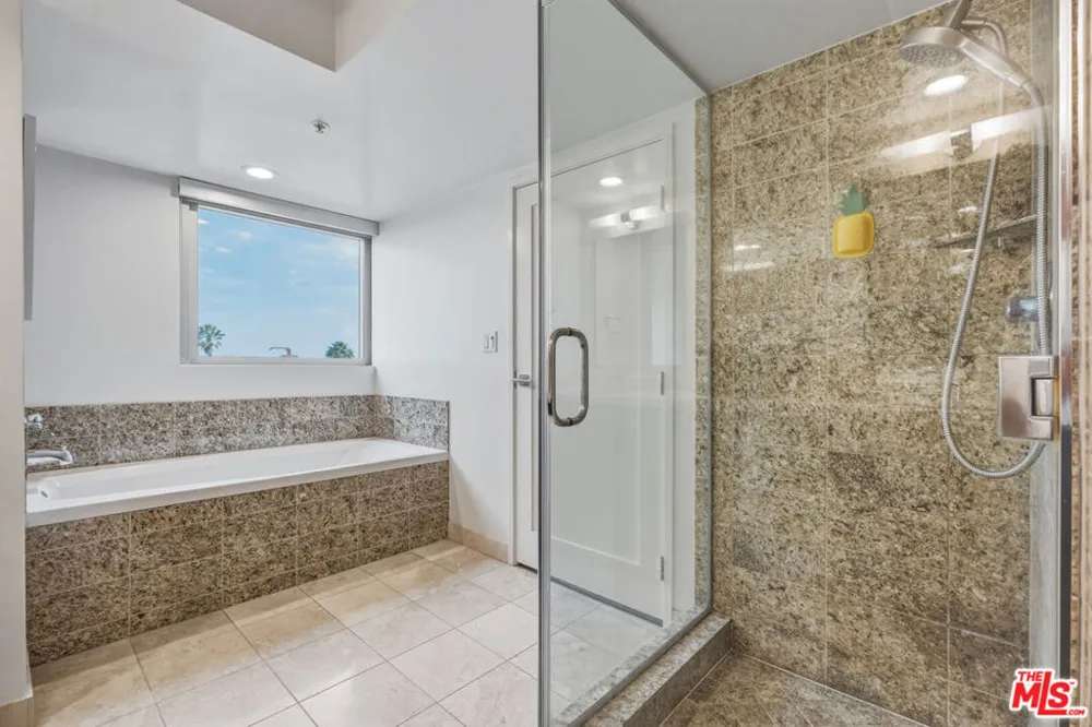13700 Marina Pointe Drive #305 Marina del Rey, CA 90292