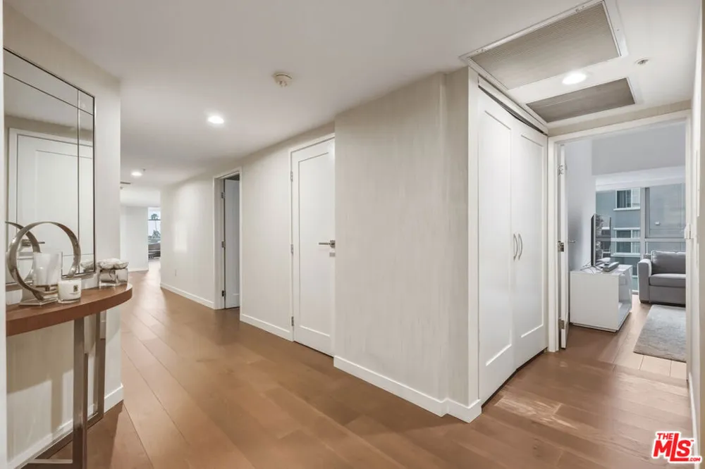 13700 Marina Pointe Drive #305 Marina del Rey, CA 90292