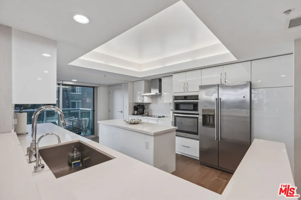 13700 Marina Pointe Drive #305 Marina del Rey, CA 90292