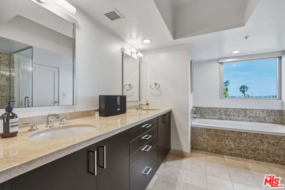 13700 Marina Pointe Drive #305 Marina del Rey, CA 90292