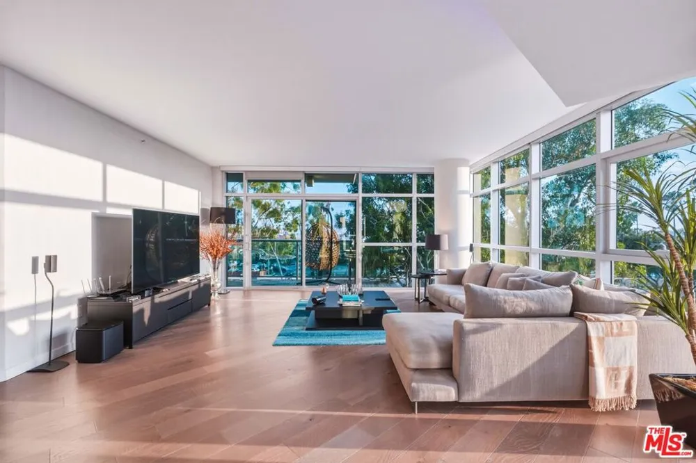 13700 Marina Pointe Drive #305 Marina del Rey, CA 90292