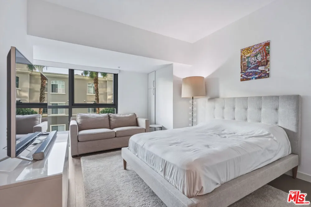 13700 Marina Pointe Drive #305 Marina del Rey, CA 90292