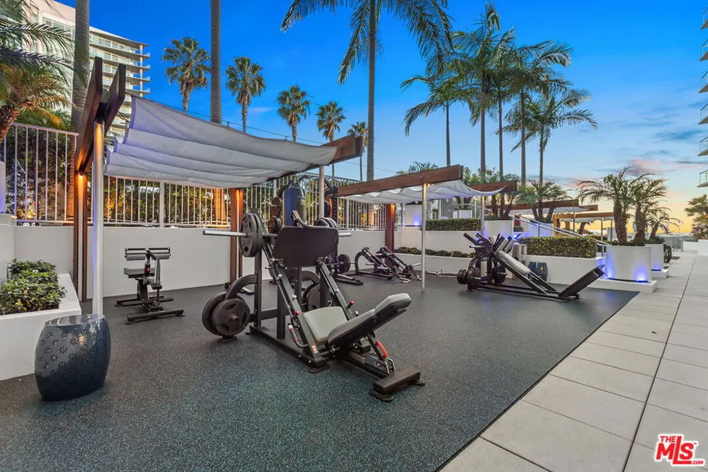 13700 Marina Pointe Drive #305 Marina del Rey, CA 90292
