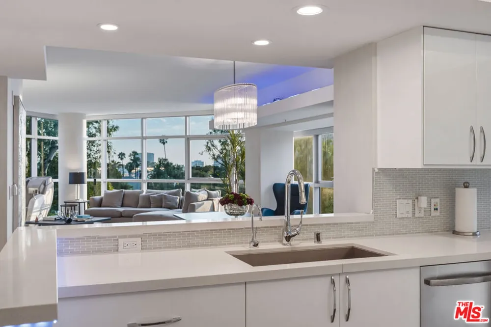 13700 Marina Pointe Drive #305 Marina del Rey, CA 90292