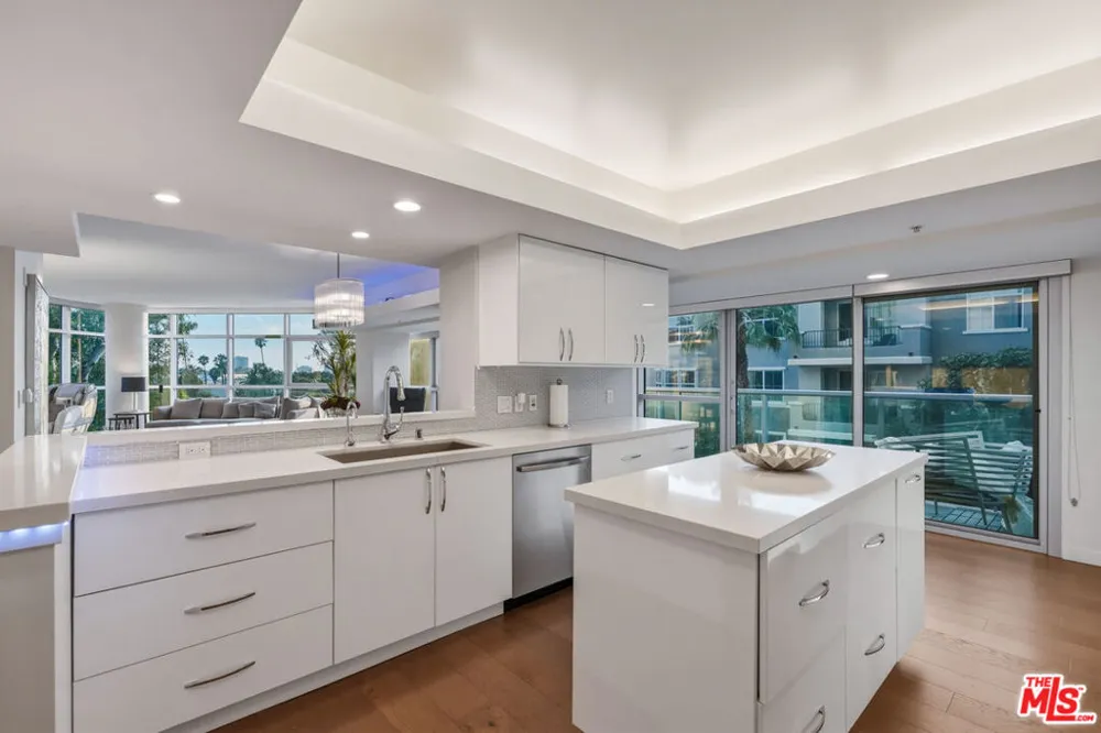 13700 Marina Pointe Drive #305 Marina del Rey, CA 90292