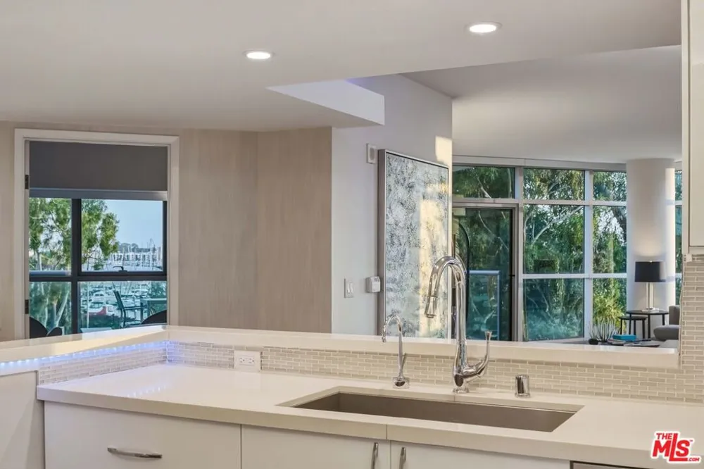 13700 Marina Pointe Drive #305 Marina del Rey, CA 90292
