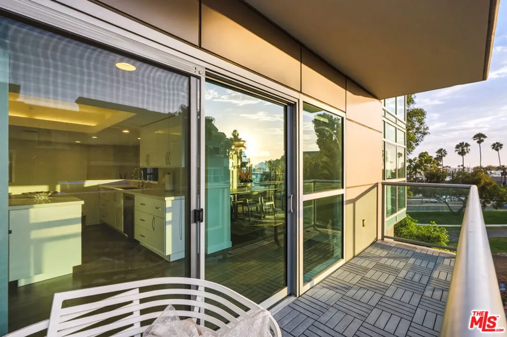 13700 Marina Pointe Drive #305 Marina del Rey, CA 90292