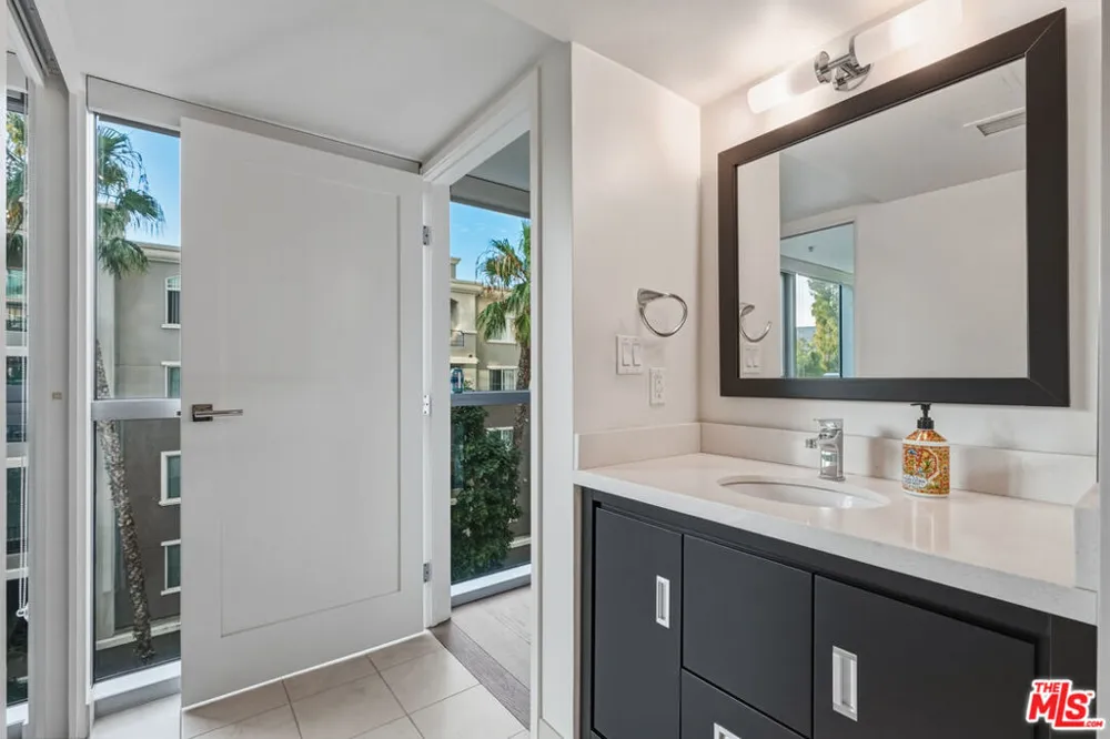 13700 Marina Pointe Drive #305 Marina del Rey, CA 90292