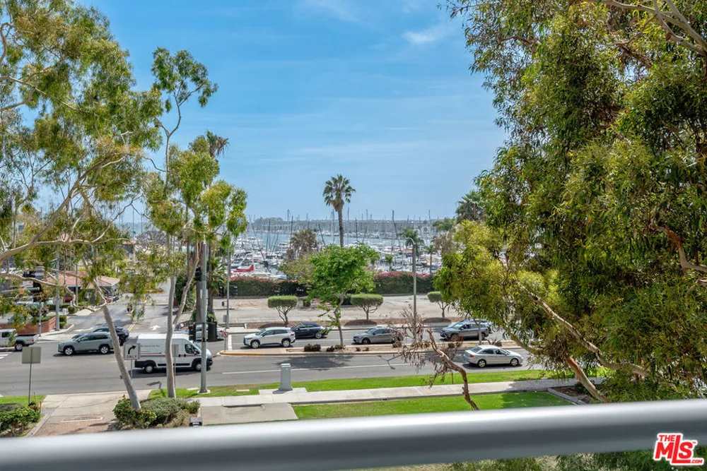 13700 Marina Pointe Drive #305 Marina del Rey, CA 90292