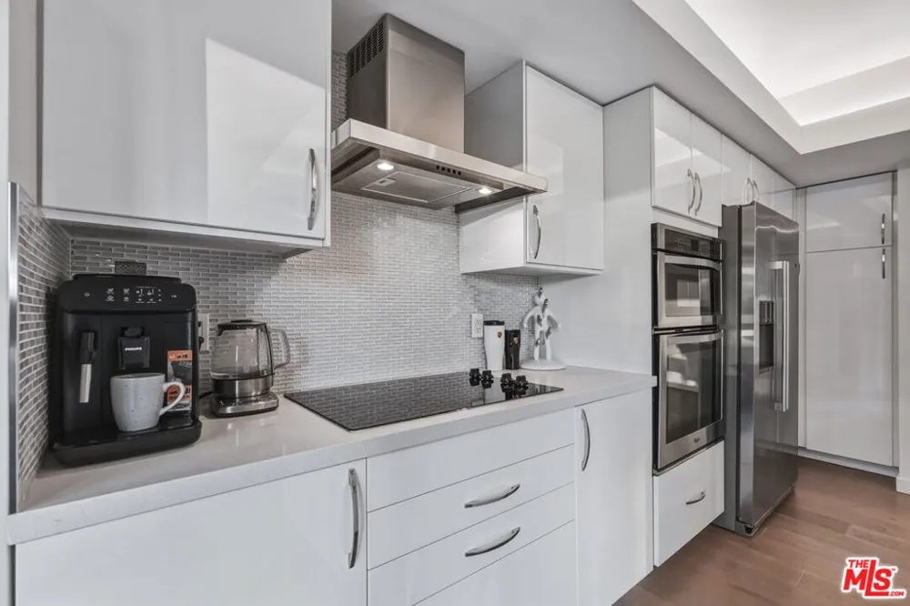 13700 Marina Pointe Drive #305 Marina del Rey, CA 90292