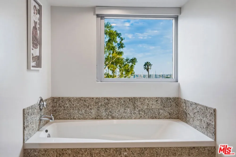 13700 Marina Pointe Drive #305 Marina del Rey, CA 90292