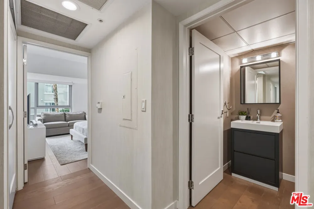 13700 Marina Pointe Drive #305 Marina del Rey, CA 90292