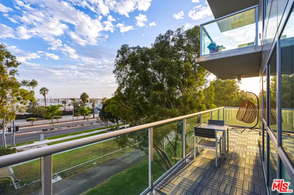 13700 Marina Pointe Drive #305 Marina del Rey, CA 90292