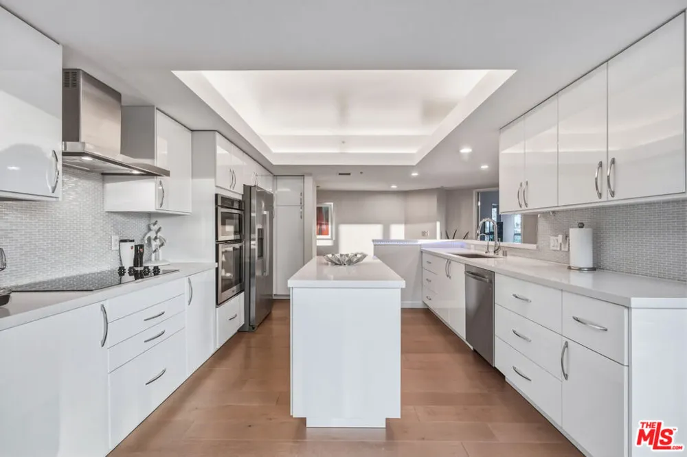 13700 Marina Pointe Drive #305 Marina del Rey, CA 90292
