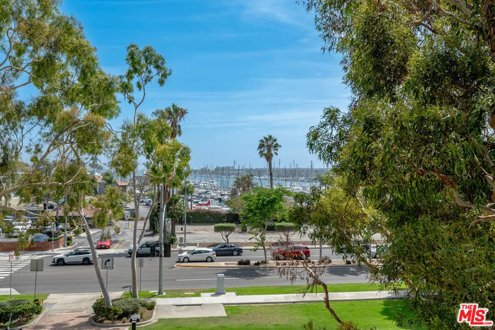 13700 Marina Pointe Drive #305 Marina del Rey, CA 90292