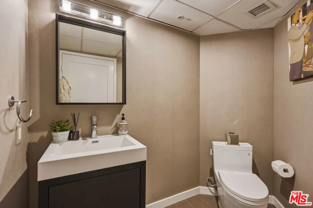 13700 Marina Pointe Drive #305 Marina del Rey, CA 90292