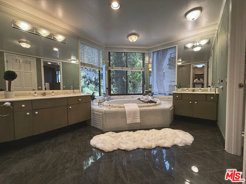 4752 Park Encino Lane #212 Encino, CA 91436