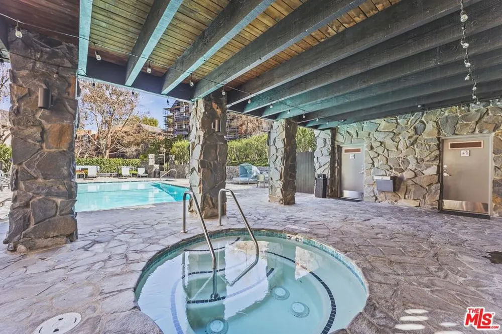 4752 Park Encino Lane #212 Encino, CA 91436