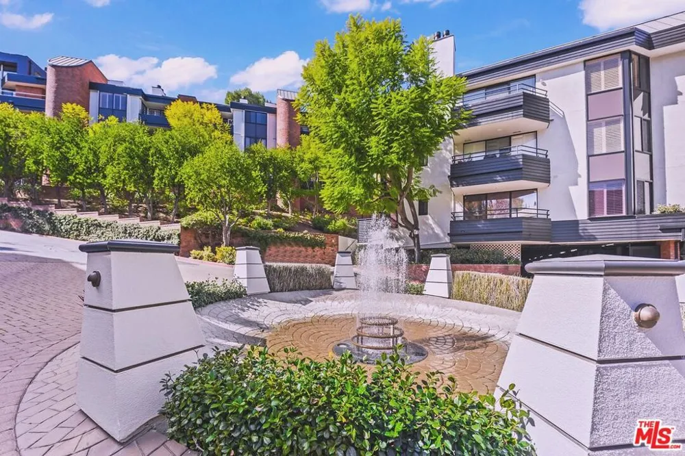 4752 Park Encino Lane #212 Encino, CA 91436