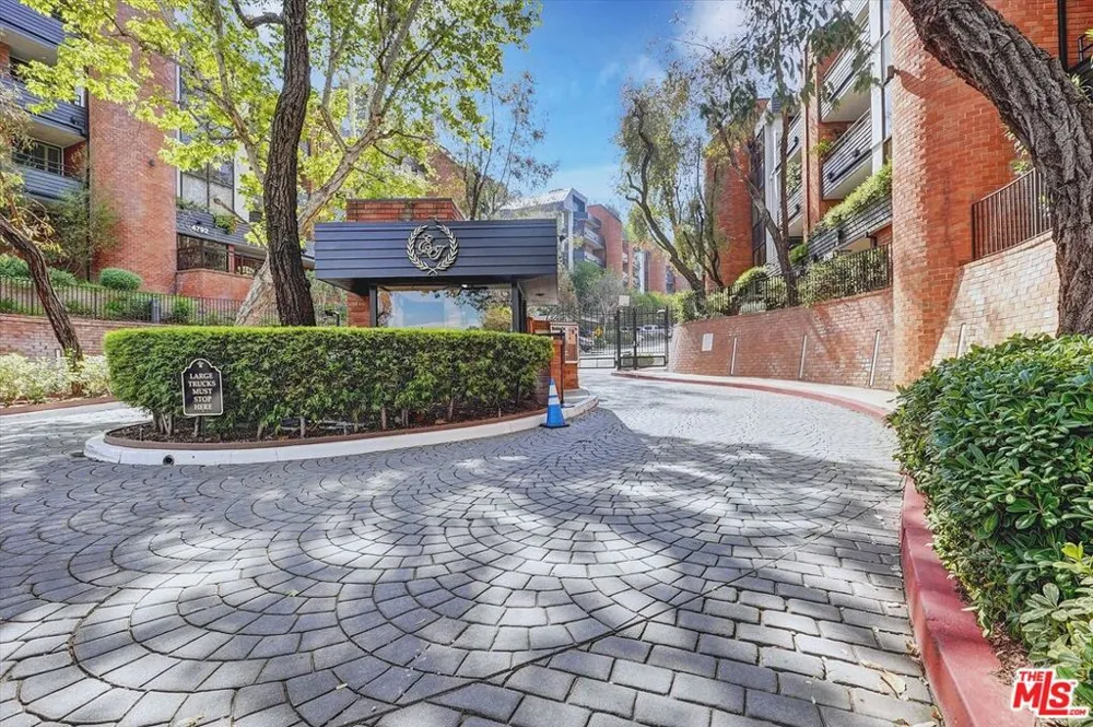 4752 Park Encino Lane #212 Encino, CA 91436