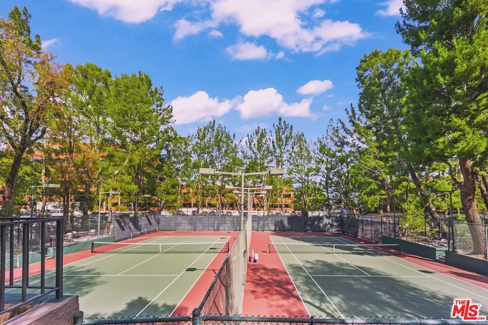 4752 Park Encino Lane #212 Encino, CA 91436