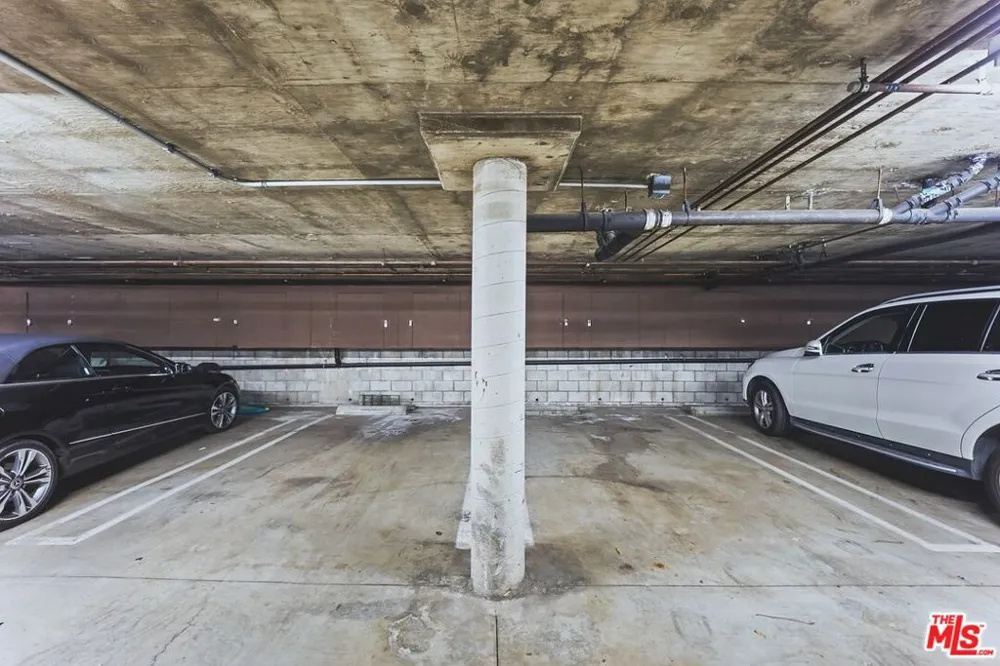 4752 Park Encino Lane #212 Encino, CA 91436