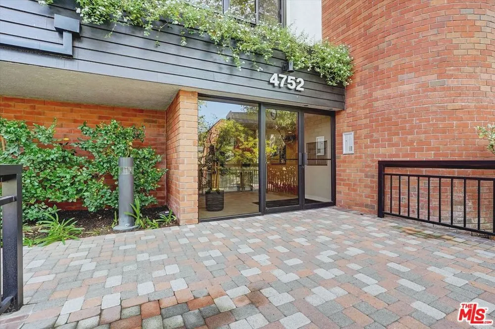 4752 Park Encino Lane #212 Encino, CA 91436