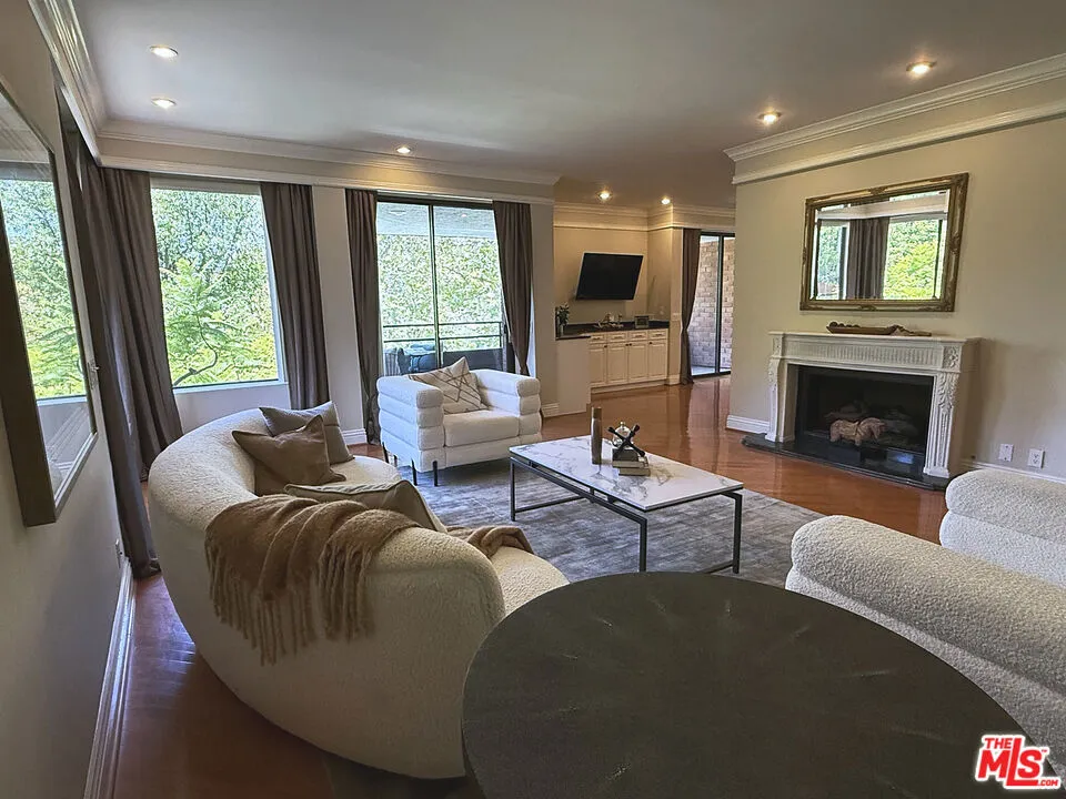 4752 Park Encino Lane #212 Encino, CA 91436