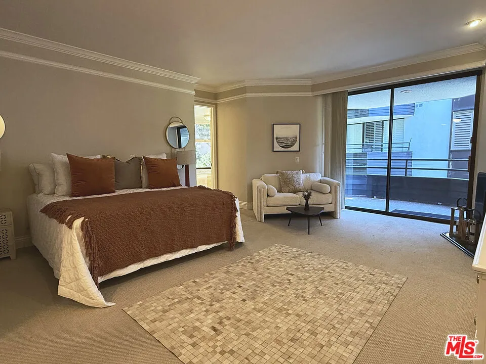 4752 Park Encino Lane #212 Encino, CA 91436