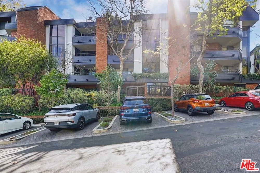 4752 Park Encino Lane #212 Encino, CA 91436