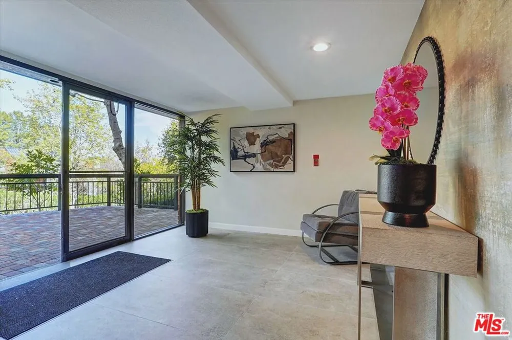 4752 Park Encino Lane #212 Encino, CA 91436