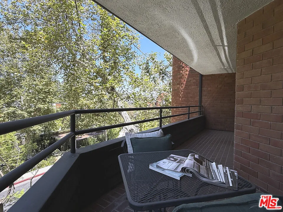4752 Park Encino Lane #212 Encino, CA 91436