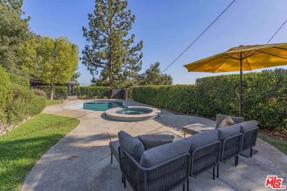 1604 Woodglen Lane Altadena, CA 91001