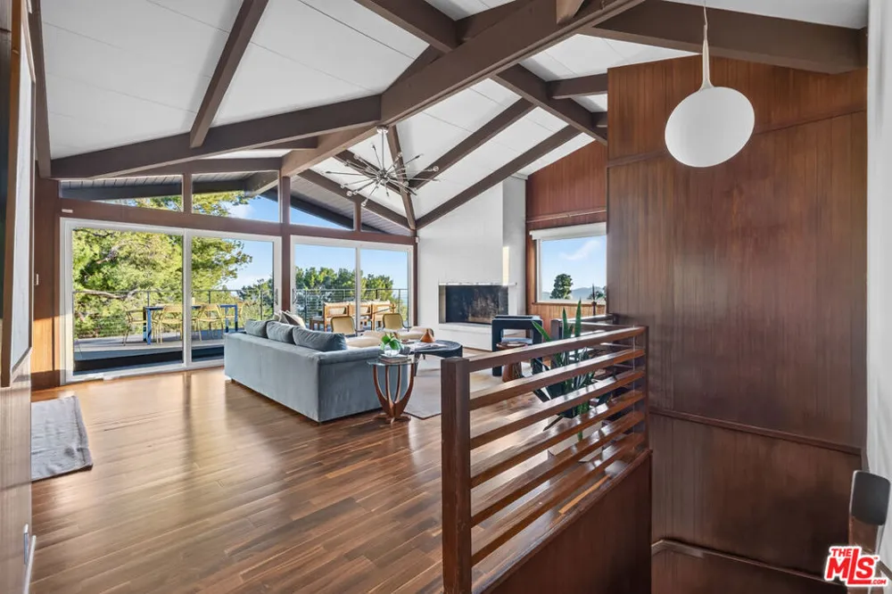 1604 Woodglen Lane Altadena, CA 91001