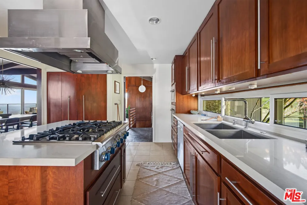 1604 Woodglen Lane Altadena, CA 91001