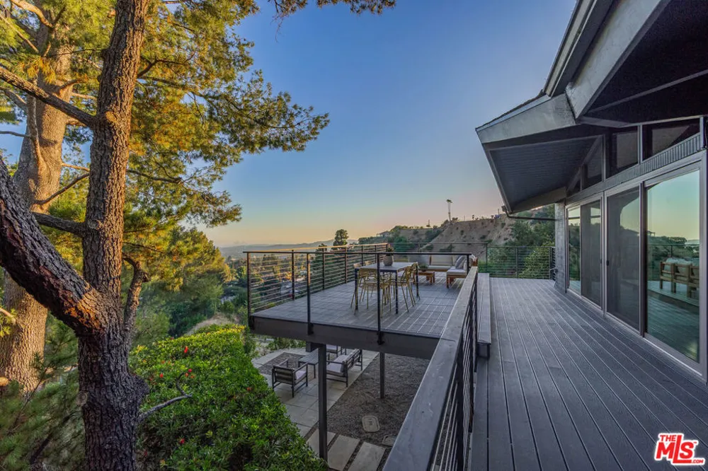 1604 Woodglen Lane Altadena, CA 91001