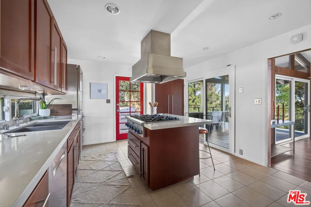 1604 Woodglen Lane Altadena, CA 91001