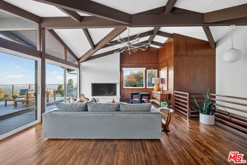 1604 Woodglen Lane Altadena, CA 91001